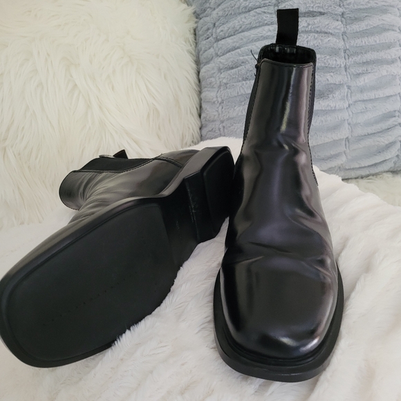 Prada Men's "2T 0796 Black Leather Chelsea Boots Made in Italy, US Size 6. - Picture 2 of 8